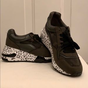 Steve Madden Camo tennis shoes